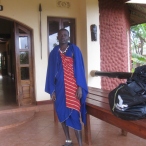 En Masai på hotellet - se skoene!